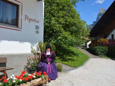 Emma Pigneter con il suo costume traditionale