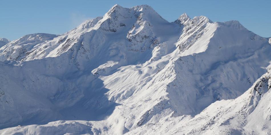 Vette montuose innevate sotto un cielo limpido